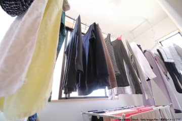 梅雨の部屋干し、つい干しがちな“あの場所”は「湿気がたまりやすい」からNGだった