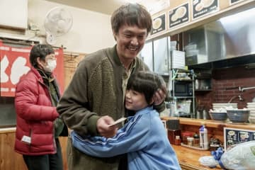 撮影中に真剣なまなざしに注目！ 俳優・丸山隆平の魅力が詰まったメイキング映像公開『金子差入店』