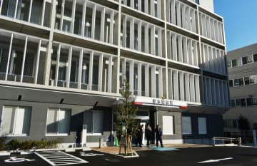 厚木の不動産店で男性刺される　現場近くで公務執行妨害疑いの男逮捕　殺人未遂事件との関連を捜査