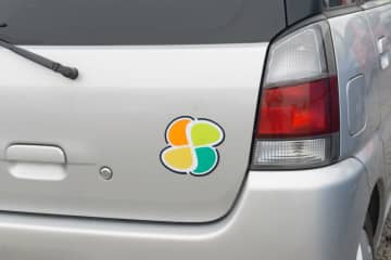 車に貼り付ける『高齢者マーク』、何歳からつけるべき？なくても罰金にはならないの？