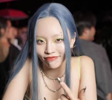 ちゃんみな、レッドカーペットで純白のドレスショットを公開→「女神降臨」「歩く高級芸術品」
