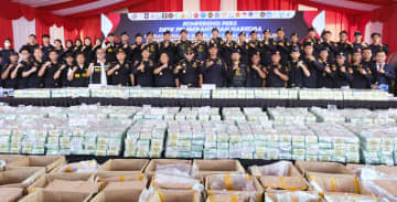 覚醒剤2トン、船から押収　インドネシア税関