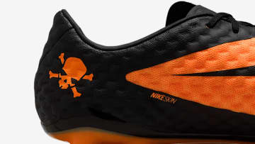 NIKE、“ドクロマーク”の伝説的サッカースパイクが電撃復刻！スター選手たちが試合で次々着用
