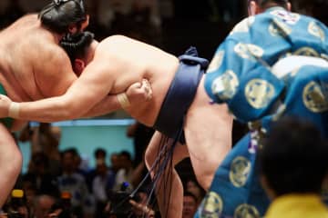 元若乃花「すごい懸賞…」千秋楽で勝利した横綱・豊昇龍に渡された『懸賞金 』の分厚さにコメント殺到「この一番の懸賞本数は59本、つまり…総額413万円あったようです」「遠目から見ても分厚いのがわかるw」
