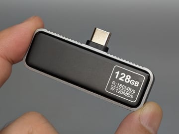 [本日の一品]充電スピードや転送速度の表示に対応、iPhone背面にも固定可能な多機能USBメモリー