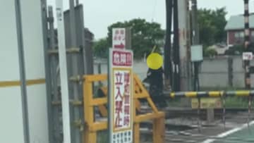 【独自】“泥酔”の女性が警笛に立腹？踏切に再び侵入し警察官も駆けつける　京王線は上り線に7分ほどの遅れ　東京・世田谷区
