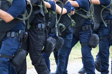 88歳男性 郵便局に立てこもり警官に拳銃を発砲『殺意はない』と語るもネットでコメント殺到「”つもり”がなく撃つって更にやばいのでは」「おそらく刑務所で人生を終えることになるが、食事や寝床など税金で面倒を見る意味を考えてしまう」