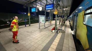 ＡｉｒＰｏｄｓ探して座席のひじ掛けに手挟まれる、消防隊が男性を救出　独