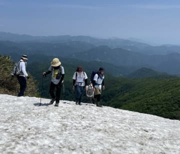 残雪の春山では「凍結＆ぬかるみ」に備えるべし！　モンベルの “滑らない” 登山ギア3選！