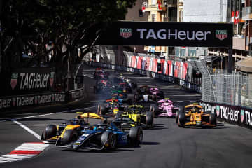F1前座で多重クラッシュ→7台リタイアの惨事　「カオスだ！」「危険」走路なくなり海外悲鳴