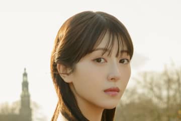 浜辺美波 背中チラ赤ブラウスでアムステルダムに降臨「本当に綺麗」「素敵すぎ」と話題に