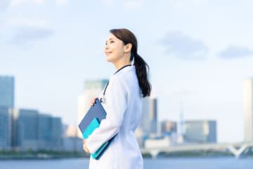 子どもが「医学部」を目指しています。医者は年収が高いと聞きますが、学費も高いですよね…？