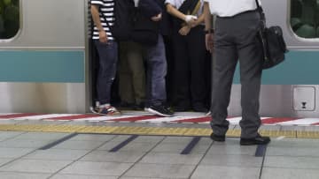 東京の満員電車・仕事のストレスにもうウンザリだ…62歳元会社員、理想の暮らしを求めて一念発起。憧れの地方移住を果たすも「収入ゼロ」「資金が底をつく」大誤算に悲鳴【FPの助言】