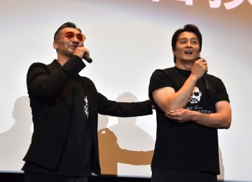 山口祥行、主演映画舞台あいさつに“盟友”サプライズ登場　満面笑顔＆ハグで歓迎