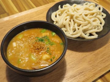 ありそうでなかった！ 深いコクとまろやかな濃厚味噌つけ汁が味わえる「武蔵野うどん 松」