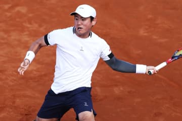 西岡良仁が全仏OP初戦で途中棄権。大会前からの腰の不調に「案の定、痛くなった」と無念の決断＜SMASH＞