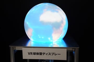 ＜NHK TECH EXPO＞360度から鑑賞できる「VR球体型ディスプレー」／番組キャラクターをリアルタイムで操演