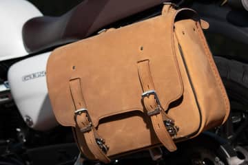 ちょうどいいサイズ感！　デグナーのレザーサドルバッグに12Lモデル登場