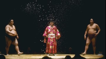 相撲界の頂点・横綱が背負う“ブラックすぎるシステム” 「降格なし」という地獄の始まりで…