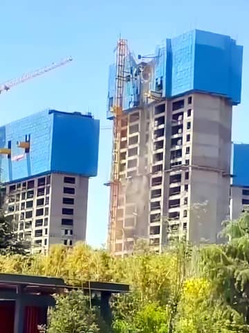 タワークレーン倒壊で3人転落死、施工会社「操作ミス」―中国