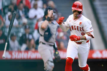 「まるで大谷のようだ！」ザック・ネトが134メートル特大弾！かっこよすぎるバットフリップも披露