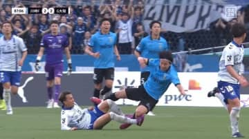 「レッドだろ！」「最悪のファウル」背後からの“蟹ばさみタックル”に選手激昂→一触即発「めっちゃ怖い」カード覚悟の危険スライもイエロー判定でファン不満爆発