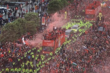 リヴァプールの優勝パレードで悲劇…車が群衆に突っ込み27名救急搬送、警察は53歳の男を逮捕
