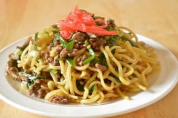 ぱぱっと作れて食べごたえしっかり！「ひき肉とにらの焼きそば」レシピ