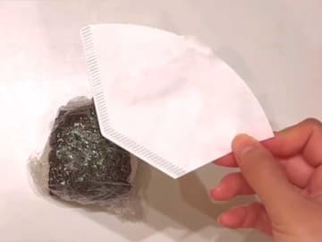 この手があった！　コーヒーフィルターでおにぎりを包むと？「一石二鳥」