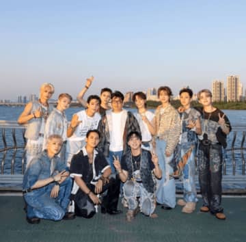 SEVENTEENと並んでも違和感なし？“BTSの父”パン・シヒョク議長、激やせした姿に注目【PHOTO】