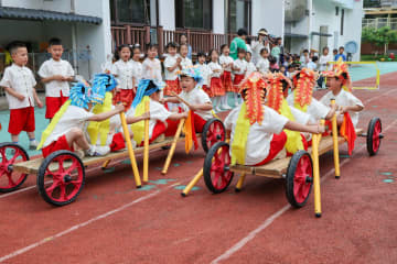 幼稚園で陸上ドラゴンボートレース開催　中国福建省武夷山市