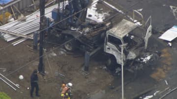重機の運転席は原形とどめず黒焦げに…工事現場でガス漏れ爆発「聞いたことない爆発音」作業員・近隣住民など計10人けが　東京・江戸川区