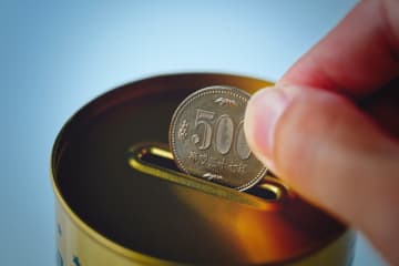 夫婦で「500円玉貯金箱」を満杯にしました！ 50万円あるようなのですが、どちらかの通帳に「満額」入れてしまうと「贈与税」がかかるのでしょうか？