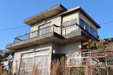 実家が空き家になり、使い道に困っています。「交通量の多い場所」ですが売りに出すのと貸しに出すのではどちらが利益があるのでしょうか。