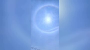 中国内モンゴル自治区バヤンノール市の上空に光の輪「日暈」が出現