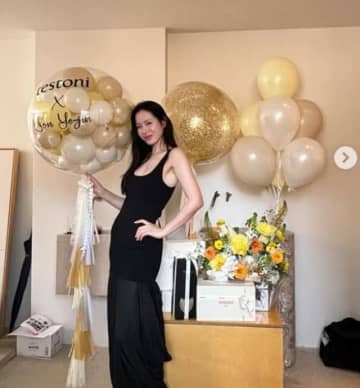 女優ソン・イェジン、優雅なブラックワンピース…セクシーさ爆発