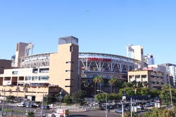 パドレス本拠地に蜂が大量発生→観客避難　養蜂家のエース右腕シースが駆除を志願！？