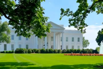 トランプ氏、アップルを脅迫中に自身のiPhoneが鳴り始める＝中国ネット「なんか憎めない」