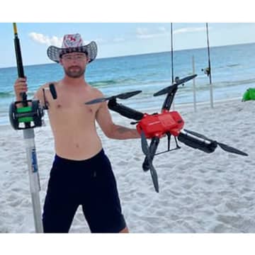 フロリダ沖に流された少女をドローンで救出！ 泳げない釣り人の機転が米国内で話題に