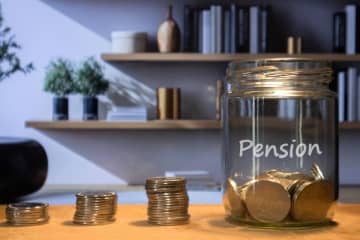 育休から復帰後、月収が「25万→15万円」にダウン！ 年金保険料の支払いがキツイけど、手続きで“保険料だけ”安くできるって本当ですか？「将来の年金額」を減らさないための方法とは