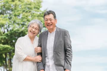 「年金」だけで老後生活していくことは可能？ 「厚生年金」の平均受給額と必要な貯蓄額を解説