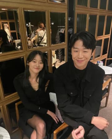“最旬俳優” チョン・ジュンウォンに熱愛疑惑。おそろいアイテム＆旅行写真が証拠？