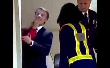 仏マクロン大統領が夫婦喧嘩？機内で妻に顔を押される映像が話題に