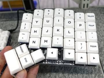 PBSプロファイルのPBT製キーキャップに白地/黒刻印モデル、無刻印モデルも