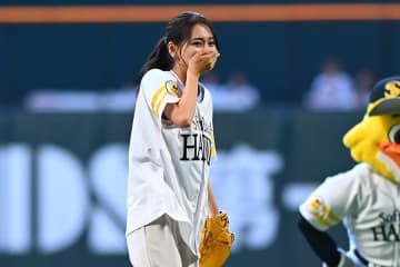 フジ2年目女子アナが始球式　元売り子がハニカミ投球…本拠地で“凱旋登板”に拍手喝采