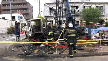 爆発に巻き込まれた作業車は運転席部分が黒く焦げ原形とどめず　アパートやコンビニのガラスも割れる　東京・東葛西の爆発火災