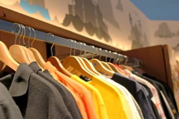 カジュアル衣類やシューズ等の輸入販売を手掛けていた（株）ロイヤル（愛知）が民事再生法申請