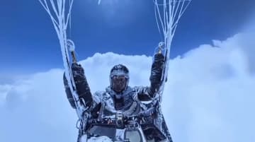 中国でパラグライダーが誤って雲に吸い込まれ…高度8598ｍまで上昇　男性は奇跡の生還