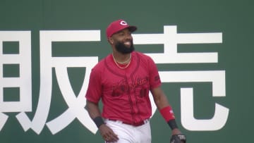 「笑顔かわいすぎる」広島のファビアンがフェンス際の大飛球をつかみニッコリ　初回から好守備みせる