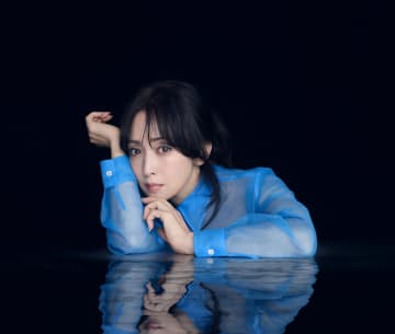 斉藤由貴、歌手デビュー40周年記念ツアー『水辺の扉』ファイナル公演の模様をU-NEXT独占配信